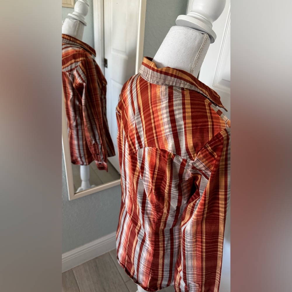 WOMEN'S WRANGLER® LONG SLEEVE POINTED YOKE WESTERN SNAP PLAID SHIRT IN ORANGE - Picture 10 of 15